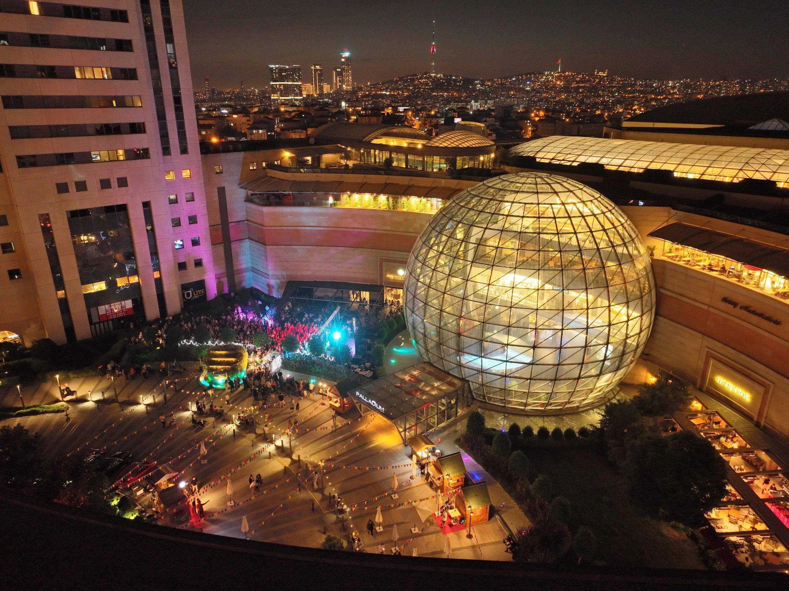 Palladium Ataşehir Küre alanı, gece